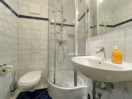 Badezimmer mit Dusche