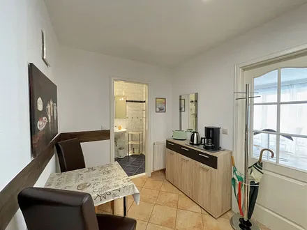 Essbereich mit Stühlen