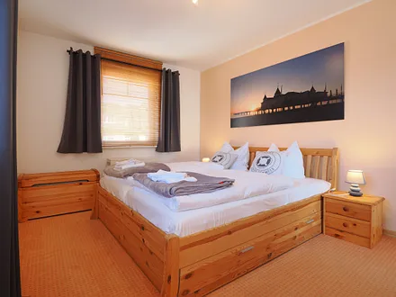 Gemütliches Schlafzimmer mit Verdunklung und Kleiderschrank