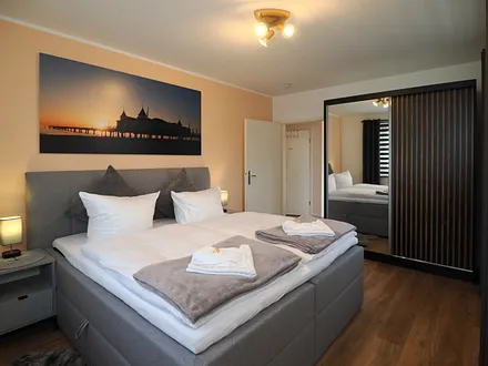 Modernes Schlafzimmer mit Boxspringbett