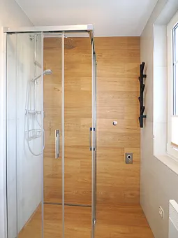 Badezimmer mit moderner Dusche