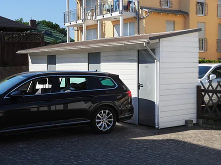 Parkplatz hinterm Haus mit abschließbarem Fahrradraum