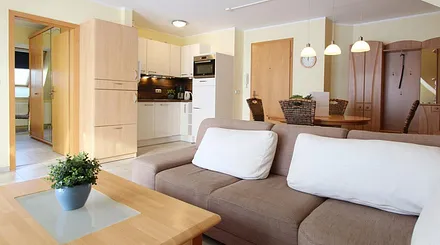 Wohnzimmer mit offener Küche und Essbereich