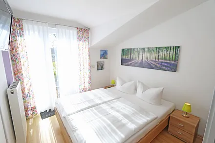 Schlafzimmer mit Kleiderschrank