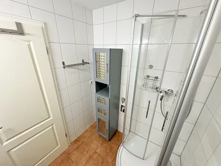 Badezimmer mit ebenerdiger Dusche