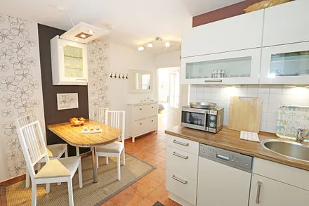 Küchenzeile mit Esstisch