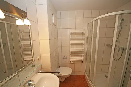 Badezimmer mit Dusche, Waschtisch und WC