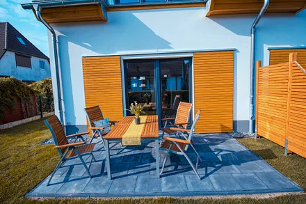 Terrasse (Holzkohle-Grill und Sonnenschirm vorhanden)