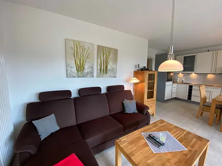 Wohnzimmer mit großer Couch