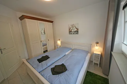 Schlafzimmer mit Doppelbett und Kleiderschrank
