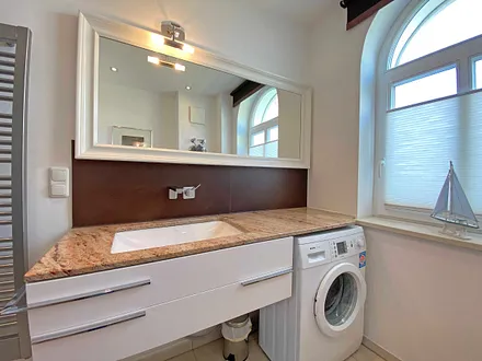 Badezimmer mit Waschmaschine