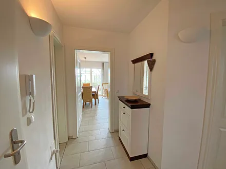 Flur mit Spiegel und kleiner Kommode