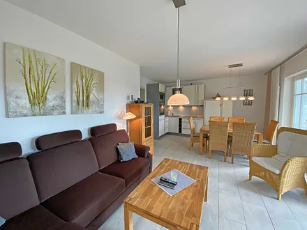 Wohnzimmer mit großer Couch