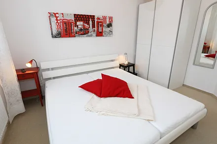 2. Schlafzimmer mit Kleiderschrank