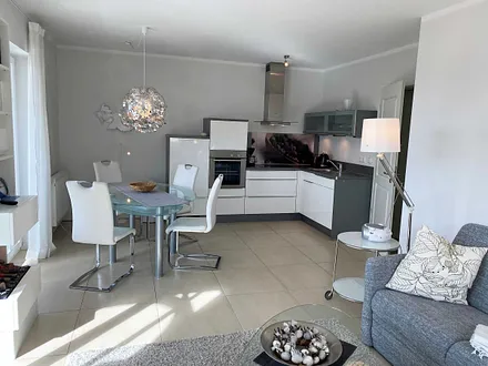 moderne Küchenzeile mit Esstisch