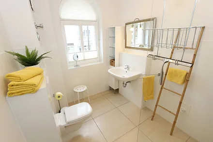 Badezimmer mit WC und Waschbecken