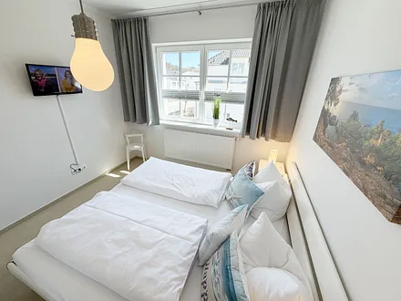 Schlafzimmer mit Doppelbett und Kleiderschrank