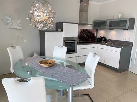 moderne Küchenzeile mit allem was man benötigt