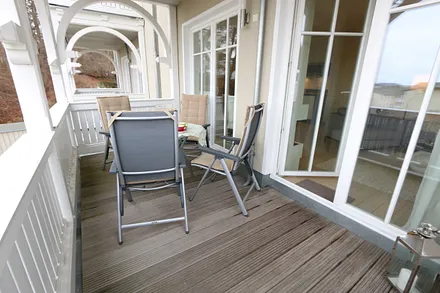 bestuhlter Balkon in ruhiger Lage