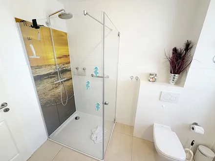 großzügiges Bad mit ebenerdiger Regendusche
