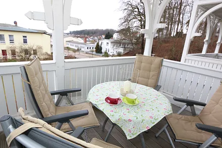 bestuhlter Balkon