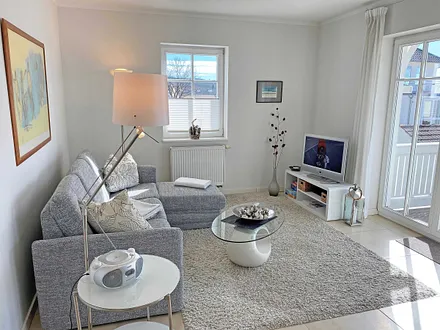 Wohnzimmer mit gemütlicher Couch