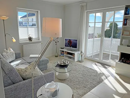 Wohnzimmer mit TV und Kamin