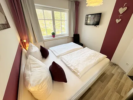 Villa Wilhelmine WE 04 Schlafzimmer mit TV