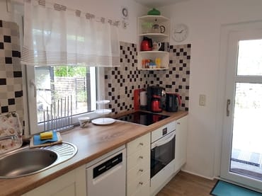 Moderne und helle Küche mit Vollausstattung, Geschirrspülmaschine, Waschmaschine usw.