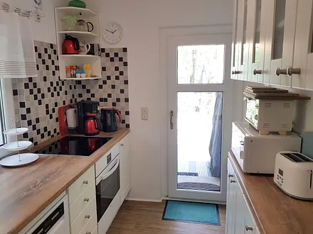 Küche mit direktem Ausgang zur Terrasse mit Ostseeblick, viel Stauraum