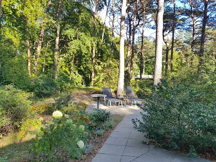 Idyllische, uneinsehbare Sonnenterrasse mit Standkorb, hochwertigen Liegen, Blick auf die Ostsee und den Kurplatz