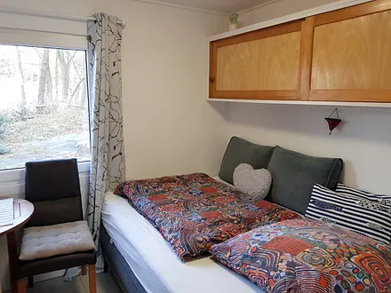 Schlafzimmer für eine oder zwei Personen, Liegefläche 2 m x 1,4 m mit Topper ausgestattet, der Kopf- und Fußbereich ist bei einem Bett verstellbar, ideale Beleuchtung für Personen, die im Bett lesen