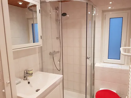 Badezimmer mit Eckdusche, Fußbodenheizung, Handtuchwärmer und viel Stauraum