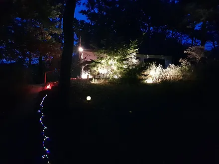 Insbesondere im Frühjahr und Herbst wird das Strandhaus und das 1400 m² große Grundstück sehr schön illuminiert