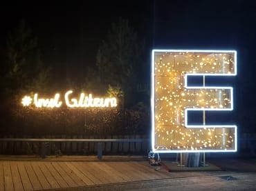 Entdecken Sie über Weihnachten und Silvester viele besondere Lichtinstallationen in der Umgebung. Inselglitzern an der Strandpromenade Zempin.
