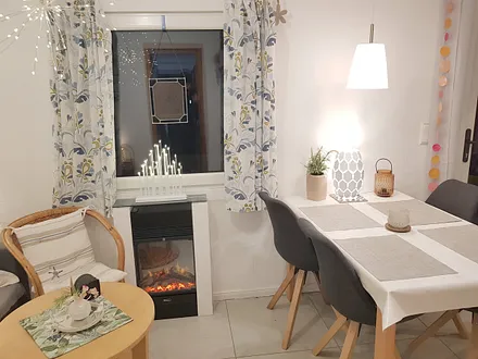 Fliesenboden mit extra großen Fliesen und elektrisches Kaminfeuer mit tollem Flammeneffekt