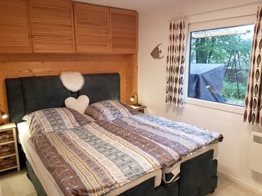 Helles Schlafzimmer mit komfortablem Boxspringbett, elektrisch verstellbar, 2 m x 1,6 m, Blick auf die Ostsee