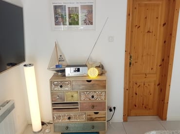 Schönes Schränkchen im Wohnzimmer, Internetradio mit großer Sendervielfalt, stimmungsvolle Beleuchtung