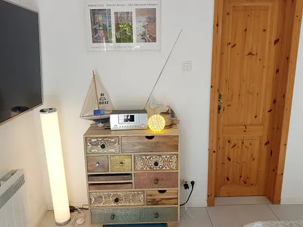 Schönes Schränkchen im Wohnzimmer, Internetradio mit großer Sendervielfalt, stimmungsvolle Beleuchtung