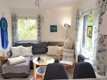 Sehr helles und gemütliches Wohnzimmer mit ausziehbarer Relaxfunktion, Liegefläche 2 m x 1,4 m