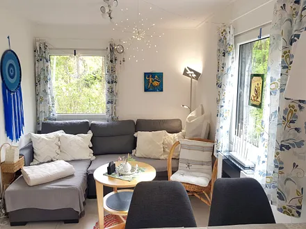 Sehr helles und gemütliches Wohnzimmer mit ausziehbarer Relaxfunktion, Liegefläche 2 m x 1,4 m