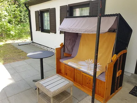 Überdachung vor der Küche mit extra breitem Strandkorb - ein toller Lieblingsplatz