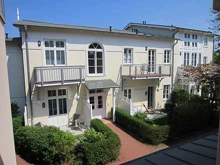 Rückwärtige Hausansicht, schöner begrünter Innenhof, Blick auf die Terrasse