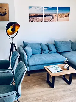 Wohnbereich mit gemütlicher Couch 