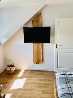 Schlafzimmer mit TV und 2 Einzelbetten im OG