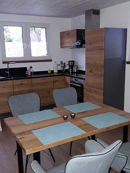 Moderne Küche mit Essbereich