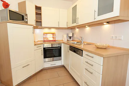 moderne Küchenzeile mit Backofen