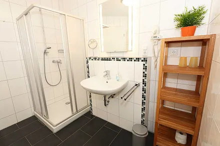 Badezimmer mit Waschbecken