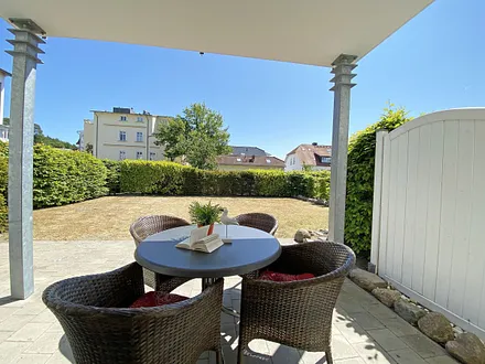 bestuhlte Terrasse mit Gartenanteil