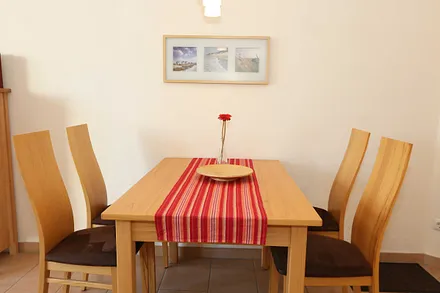 Esstisch mit Stühlen